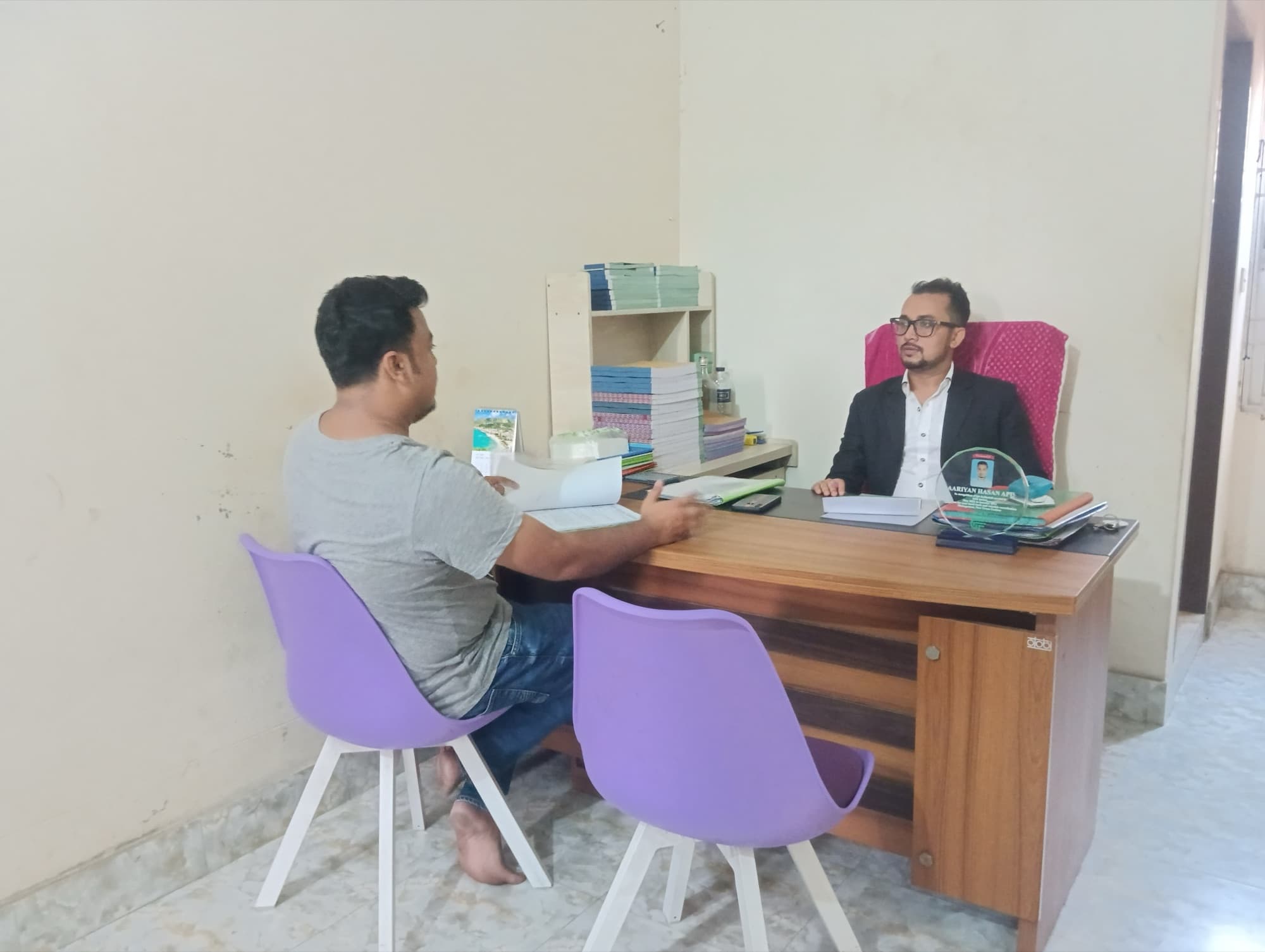 Accounts team meeting with a visitor